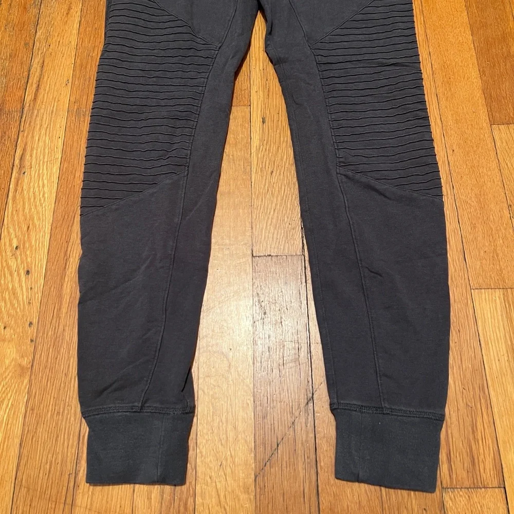Alo Yoga Urban Moto Jogger Sweatpants in Grey, Women’s size XS